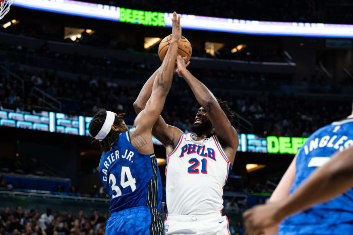 Wendell Carter Jr. playing defense against Philadelphia 76ers center Joel Embiid.